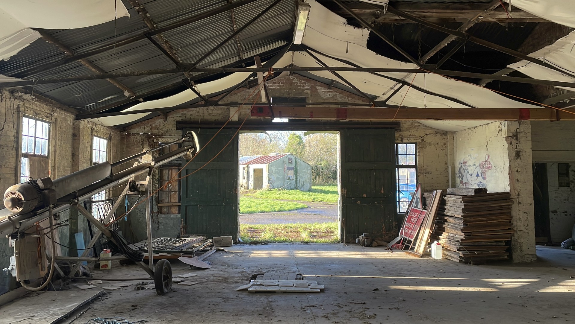 Picture of a rundown wearhouse